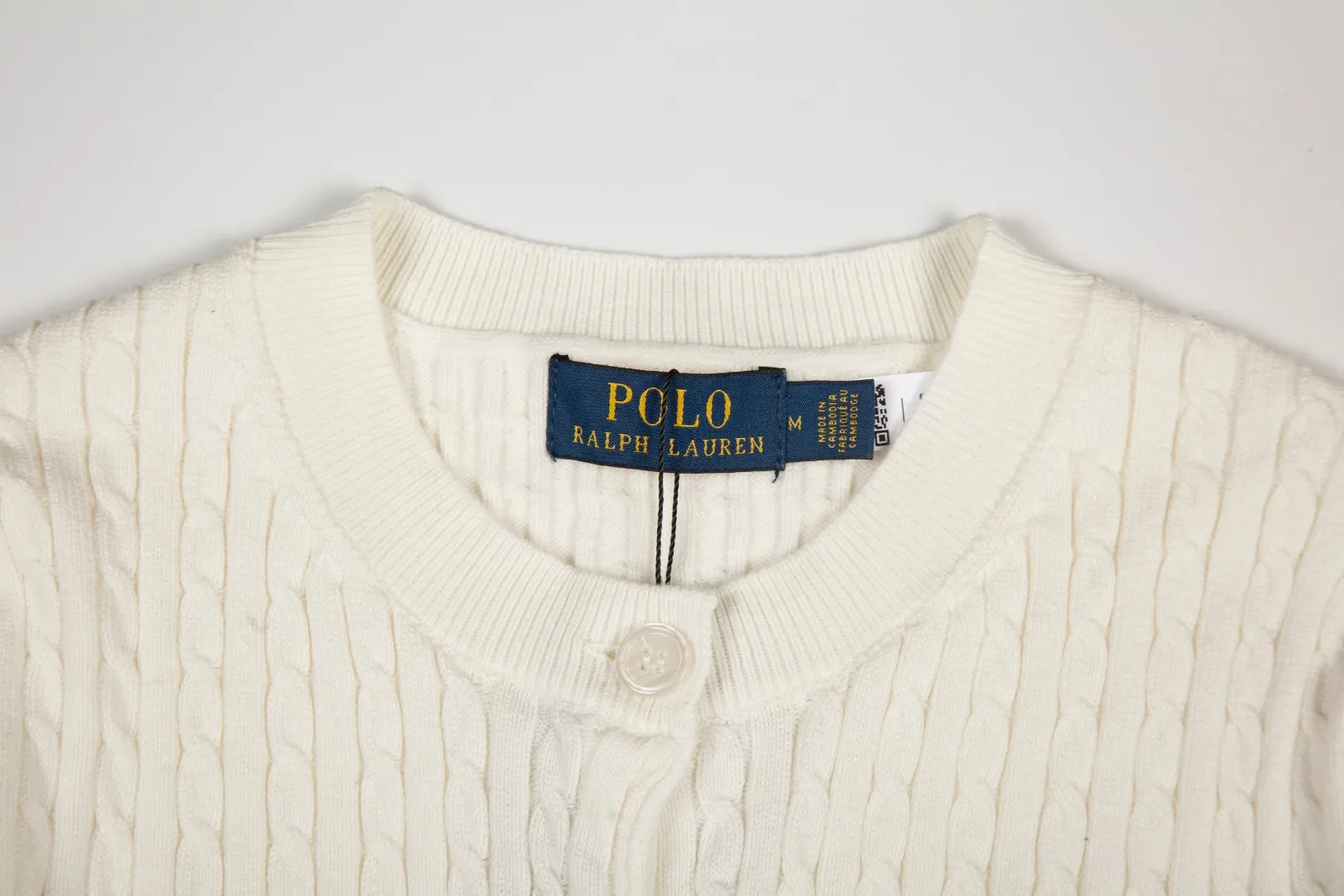 P196 White background picture [Evergreen for all seasons] Style number: 25123# Color: black/navy blue/almond/white Size: S-XL - Ralph Lauren/Ralph Lauren 2025FW Zhao Lusi's same solid color logo knitted versatile fine twist knitted buttoned long-sleeved cardigan - RL's classic fine twist cardigan 21S quality cotton yarn A cardigan that can be worn in all seasons Can be matched inside or outside Simple and clean basic color matching The upper body is clean and flawless. The comfort brought by imported cotton yarn is soft. An item that cannot be rejected.